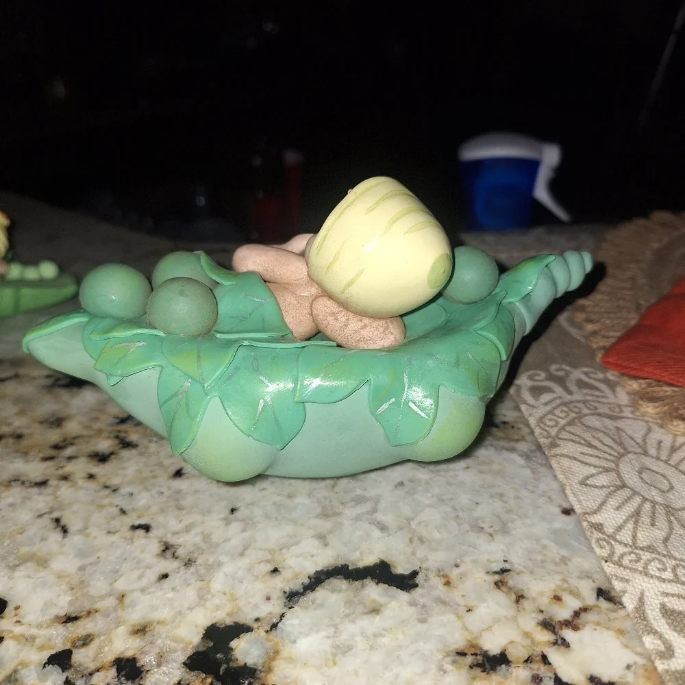 Adorable Green Peas In A Pod Caketopper Babyshower